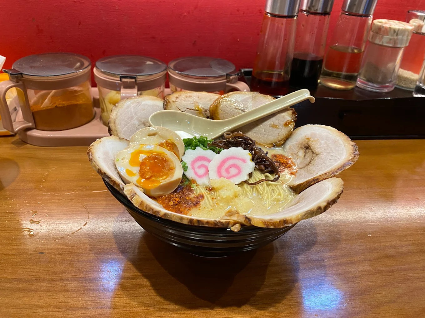 Yukichi sử dụng 2 loại là súp heo và súp gà cho những tô mì ramen chuẩn vị